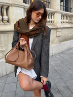 Elegante Damenhandtasche mit gepolstertem Griff und Schulterriemen