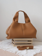 Elegante Damenhandtasche mit gepolstertem Griff und Schulterriemen