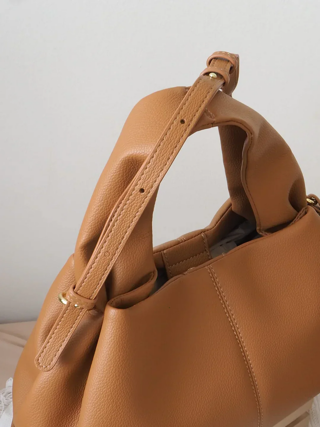 Elegante Damenhandtasche mit gepolstertem Griff und Schulterriemen