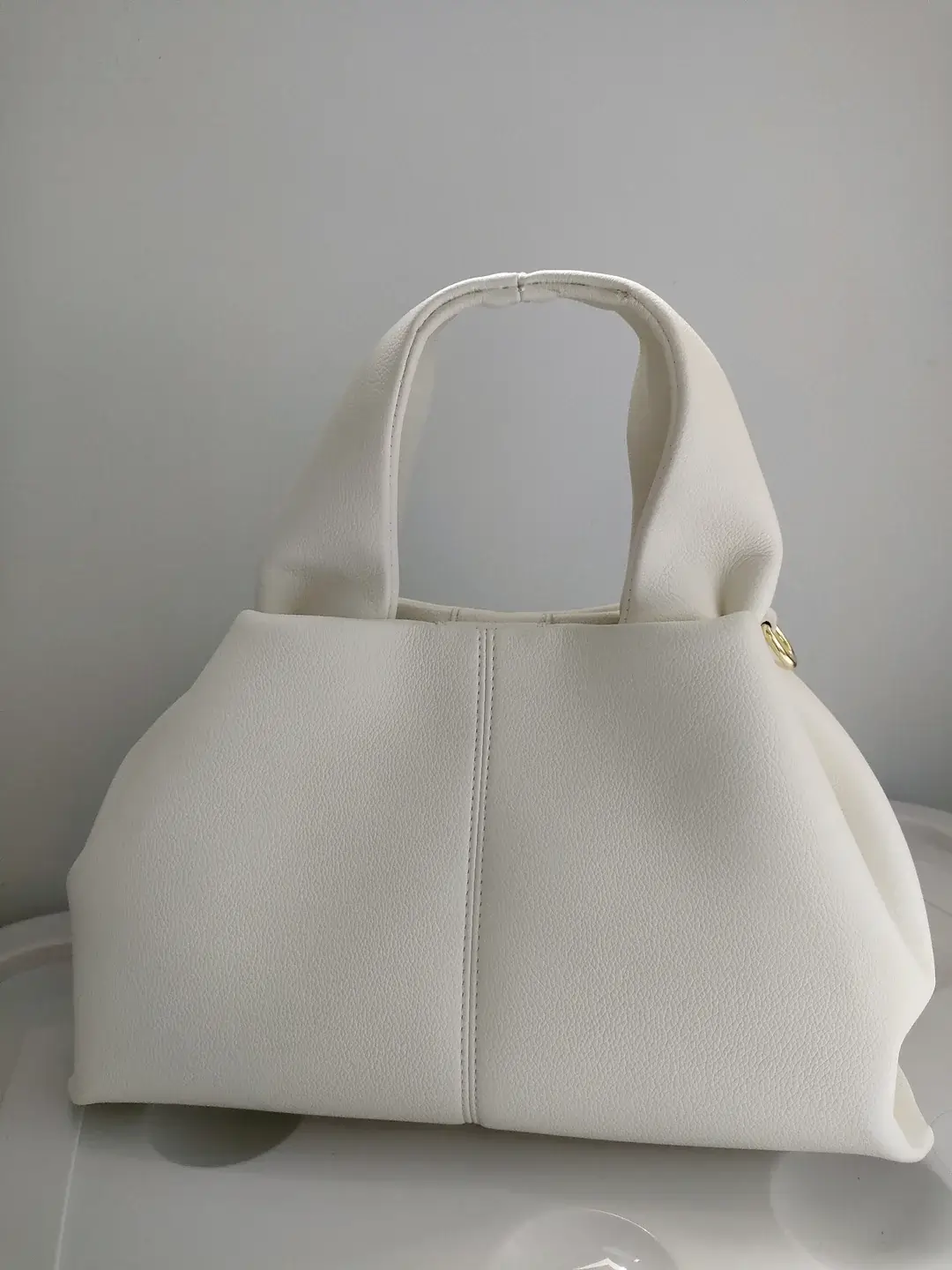 Elegante Damenhandtasche mit gepolstertem Griff und Schulterriemen