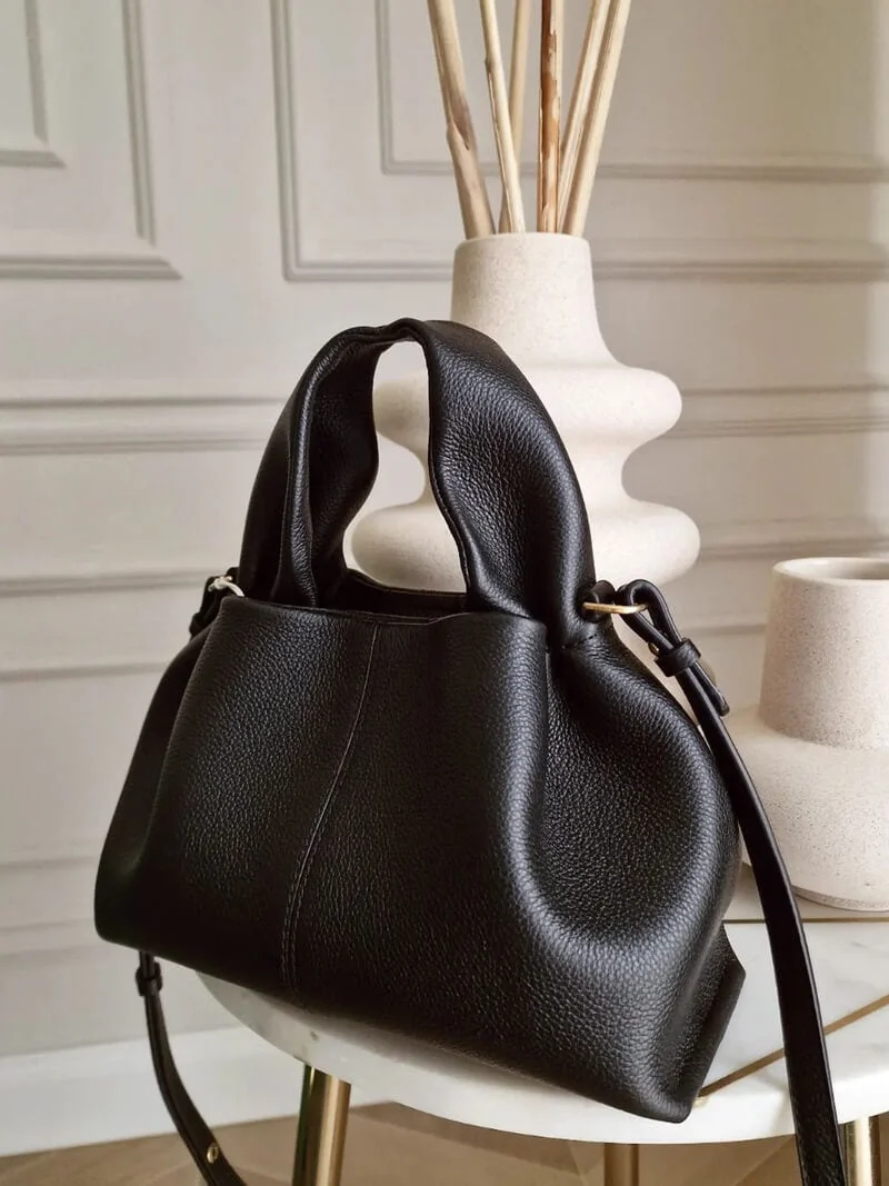 Elegante Damenhandtasche mit gepolstertem Griff und Schulterriemen